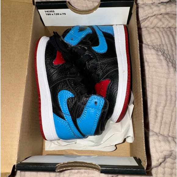 Jordan 1 High OG - Picture 2 of 3